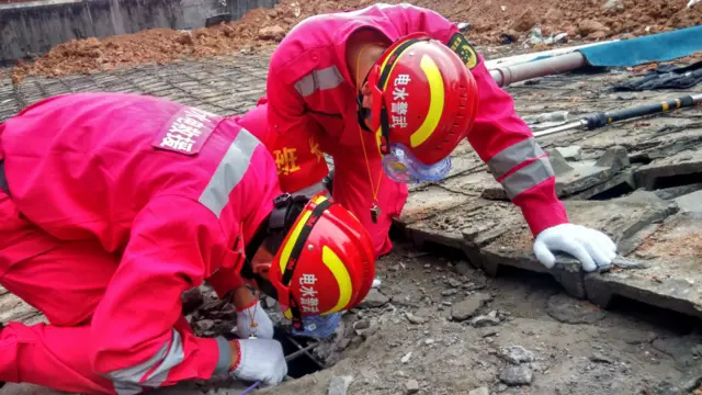 救援部隊利用能進入狹小空間進行觀測的「蛇眼生命探測儀」在現場搜救。