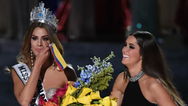 حسن کے مقابلۂ کائنات کے میزبان نے غلطی سے پہلے مس کولمبیا کے نام کا اعلان کر دیا تھا۔
مس کولمبیا ابھی اپنی خوشی کا پورے طور پر اظہار بھی نہیں کر پائی تھیں کہ انھیں یہ بتایا گیا کہ وہ مس یونیورس نہیں ہیں۔