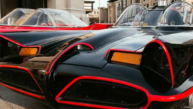 蝙蝠侠系列电视剧中最早出现的蝙蝠车。(Rodrigo Vaz/Film Magic/Getty) 