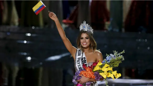 اسی دوران مس کولمیبیا نے اپنے ملک کا پرچم بھی بلند کر دیا تھا اور اپنے مداحوں کا شکریہ ادا کر رہی تھیں۔