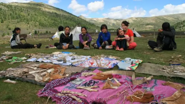 查坦人的手工藝品,包括雕刻的鹿角、馴鹿皮小袋、皂石雕刻品和皮革製品。(Anna Kaminski)