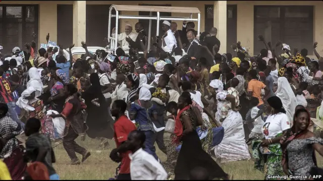 Виступаючи у одній з мечетей ЦАР Папа Франциск сказав, що "християни та мусульмани є братами і сестрами". У своїй промові він звернувся до мусульман, які приїхали до столиці країни Бангі, рятуючись від міжрелігійного конфлікту. На цьому фото Папа відвідує одну зі шкіл після промови у мечеті.