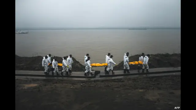 Більше 440 людей загинули внаслідок аварії китайського круїзного лайнера. Судно перекинулося, потрапивши у сильний шторм на річці Янцзи.