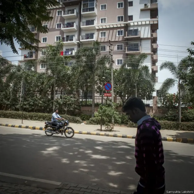 बेंगलुरु में 19 साल की एक छात्रा से 21 साल के युवक ने घर में बलात्कार किया. दोनों इलेक्ट्रॉनिक सिटी फ़ेज़-1 में रहते थे. छात्रा मैनेजमेंट कोर्स की सामग्री लेने युवक के घर गई थी. लगा था कि हमलावर की बहन भी घर पर ही होगी. युवक छात्रा से एक बार बलात्कार के बाद तीन साल तक उससे यौन हिंसा और ब्लैकमेल करता रहा. आख़िर एक दिन छात्रा ने अपने परिजनों और फिर पुलिस को बताया. यह घटना इसी साल की है. युवक पुलिस की पकड़ से बचा रहा है. उसने कुछ गुंडों को लड़की और उसके पिता को धमकाने भेजा था कि वो मामला वापस ले लें.