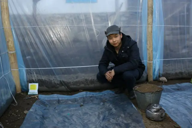 "Тилекке каршы, биздин өлкөдө акчаны туура эмес жакка иштетип алгандар көп. Акчасы болсо эле унаа, үй же жер алышат. Булар киреше алып келбейт, тескерисинче унаа акчаны талап кылат"