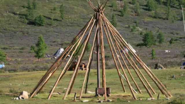 一個正在搭建的圓錐形帳篷(圖片來源:Anna Kaminski)