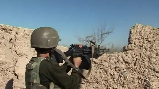 سرباز ارتش در منطقه سنگین