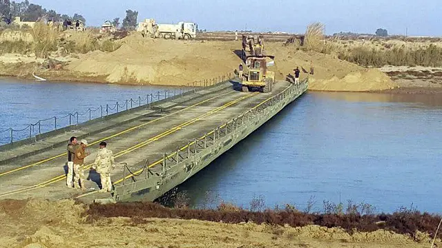 مصادر في قيادة عمليات الأنبار التابعة قالت لبي بي سي إن المهندسين أنشأوا جسورا مؤقتة فوق نهر الفرات، الذي يمر شمال وغرب مركز الرمادي، ما مكن القوات من الدخول مباشرة إلى منطقة الحوز، جنوب غرب المجمع الحكومي.