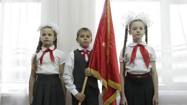 Діти, одягнені у форму піонерів, у школі Ставропольського краю Росії. 19 листопада 2015 року.