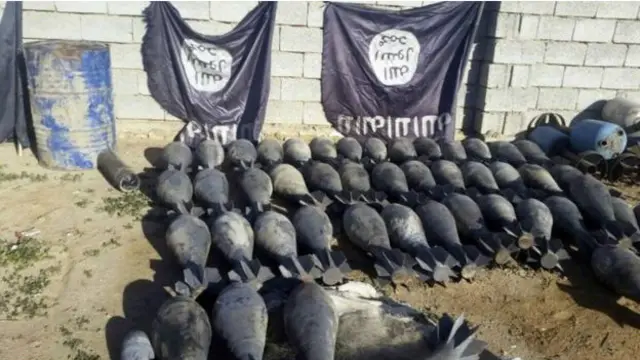 مهمات ضبط شده که دولت می گوید متعلق به داعش بوده