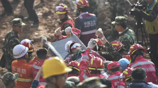 深圳滑坡灾害现场首名幸存者被救出（新华社图片23/12/2015）