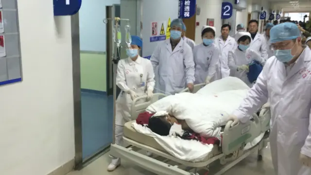 北京时间12月23日6时38分左右，深圳滑坡灾害现场首名幸存者被救出。这名叫田泽明的幸存者获救时生命体征稳定，随后被送往医院抢救接受治疗。