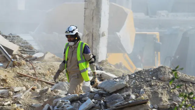 د ملکي دفاع ځواکونه د هغې ودانۍ په کنډوالو کې خلک لټوي، چې د روانې میاشتې پر ۲۱مه، په ادلب کې د روسیې الوتکو بمباري پرې وکړه.