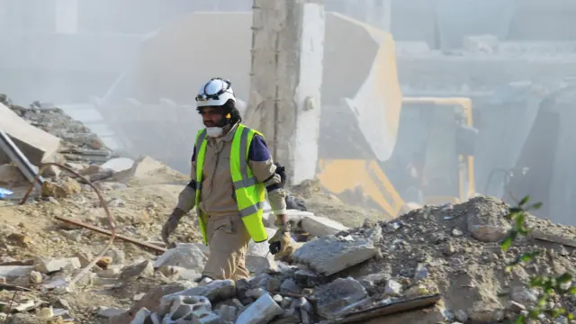 أحد أفراد قوات الدفاع المدني يتفقد مبنا سكنيا أصيب بصاروخ في غارة روسية على إدلب يوم 21 من الشهر الحالي.