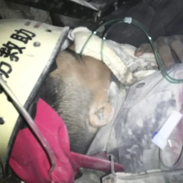 Pria berusia 19 tahun itu ditemukan di bawah bangunan yang runtuh. Saat ini dia tengah dirawat oleh tim medis.