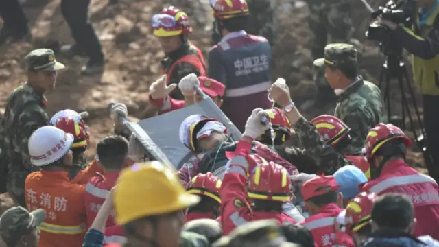 اس 19 سالہ نوجوان کو بدھ کے روز مقامی وقت کے مطابق صبح ساڑھے تین بجے ایک منہدم عمارت سے 60 گھنٹے بعد زندہ نکالا گيا