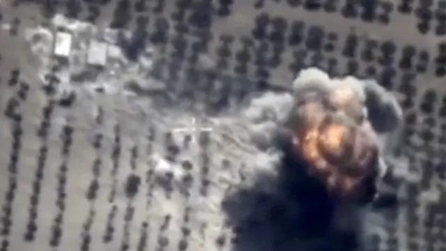 Bức ảnh từ Bộ Quốc phòng Nga cho thấy cuộc ném bom bằng máy bay ở Idlib