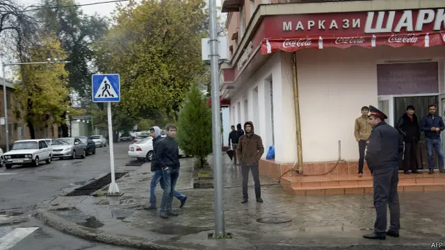 Walaupun penduduknya mayoritas Muslim, Tajikistan adalah negara sekuler. Sebagian penduduknya juga masih terbiasa dengan tradisi dan budaya Rusia.