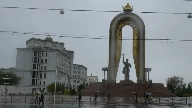 Kementrian pendidikan Tajikistan melarang "penggunaan kembang api, pesta makanan, pemberian hadiah serta pengumpulkan uang" saat perayaan Tahun Baru.
