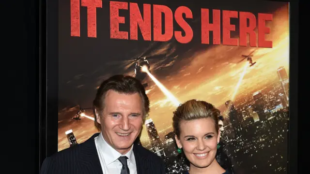 连姆·尼森在《飓风营救》第三集放映会上与饰演女儿的玛姬·格蕾斯合影。