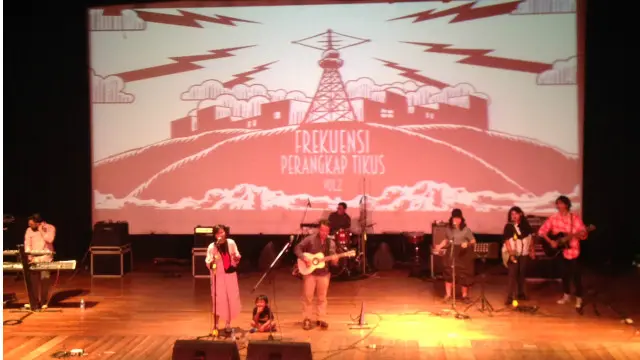 Indie Art Wedding—sebuah band beranggotakan pasangan suami istri Cholil Mahmud dan Irma Hidayana. 