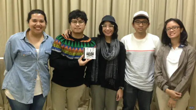 L'Alphalpha, grup musik yang kerap membawakan lagu ala negara Skandinavia, berkolaborasi denga Ebiet G Ade.