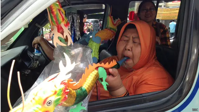 Para pembeli terompet tahun baru berasal dari berbagai kalangan.