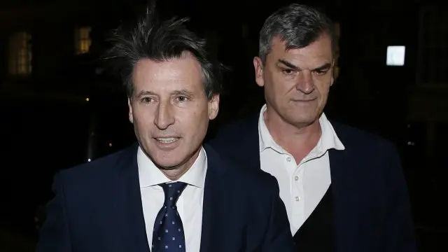 戴维斯（右）和塞巴斯蒂安·科一同出席伦敦的国际田联会议