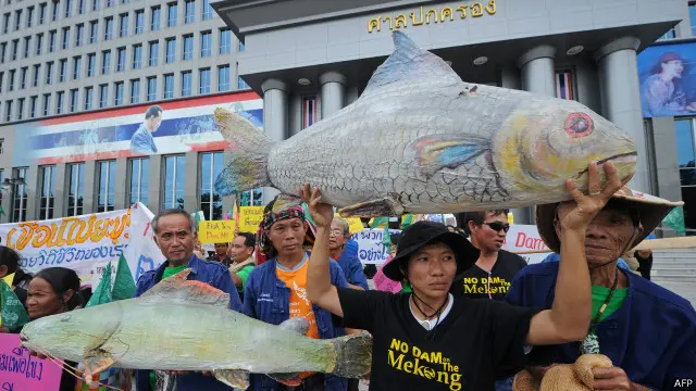 Dân làng Thái trước Tòa hành chính Thái Lan năm 2012 trong vụ kiện Xayaburi