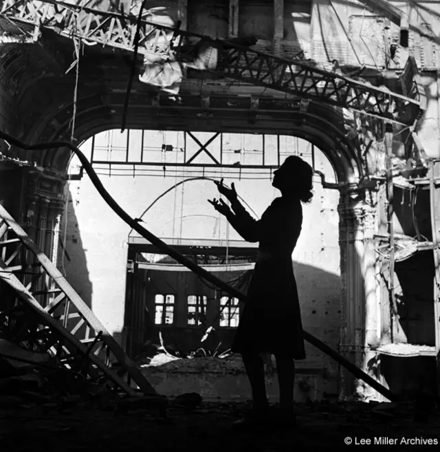 Esta es Irmgard Seefried, cantante de ópera, cantando un aria de 'Madame Butterfly' en la Ópera de Viena , en Austria, 1945.