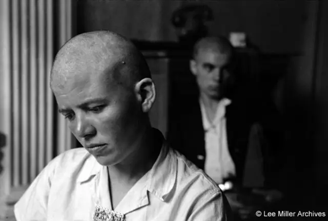 Una mujer acusada de colaborar con los Nazis en Rennes, Francia, en 1944.