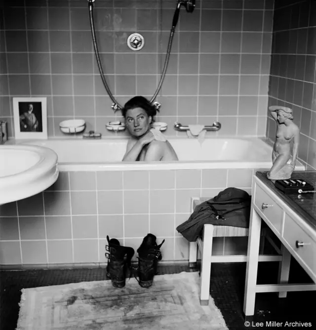 Sus fotografías de mujeres en Reino Unido y Europa reflejan la visión única de una mujer y fotógrafa capaz de fundir los mundos del arte, la moda y el fotoperiodismo en una sola imagen. Esta foto se llama "Lee Miller en la bañera de Adolf Hitler" y se tomó en el departamento de Hitler en Munich, en 1945.
