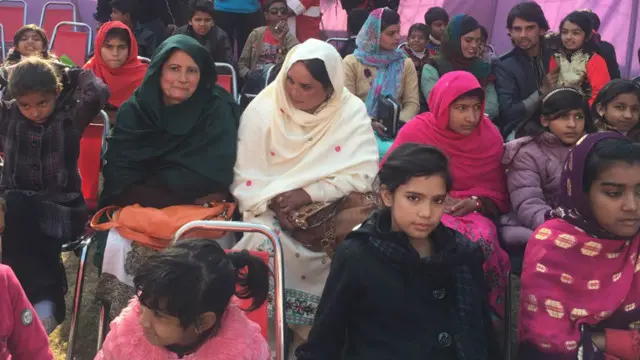 تقریب میں شریک خواتین