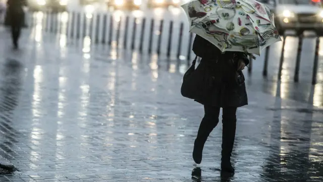 Женщина под зонтом