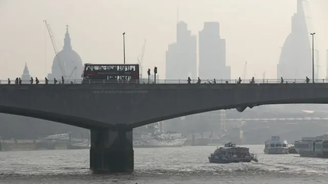 El puente Waterloo cubierto por la contaminación