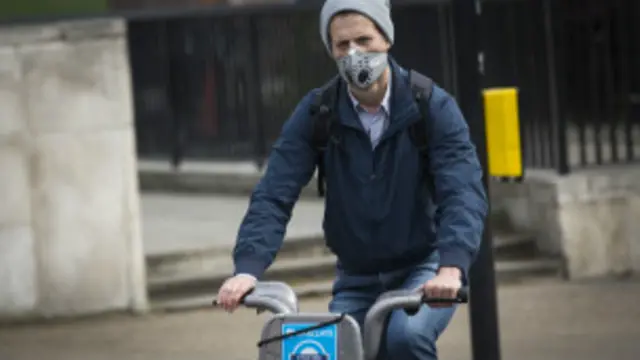 Ciclista con máscara en Londres