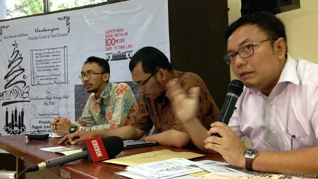 Juru bicara GKI Yasmin, Bona Sigalingging (kanan), pendeta Edwin Lubis dari gereja HKBP Filadelpia, Bekasi, serta aktivis LBH Jakarta, Arif Maulana, dalam jumpa pers, Rabu (23/12) sore.