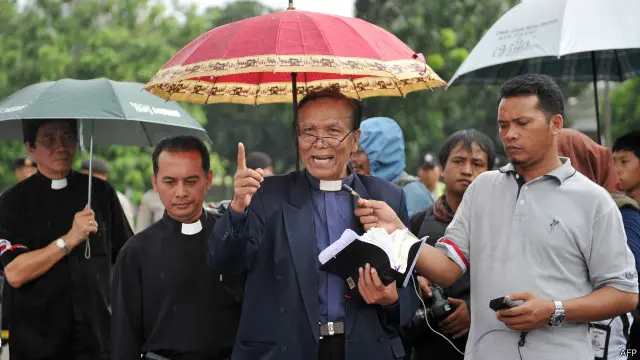 Sebuah ibadah digelar di depan Istana Merdeka pada Januari 2012 sebagai bentuk protes terhadap sikap pemerintah pusat yang dianggap "membiarkan" penyegelan gereja.