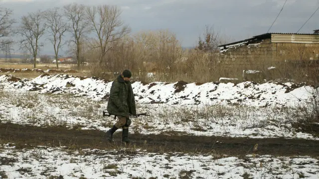 Прихильник ДНР зі зброєю