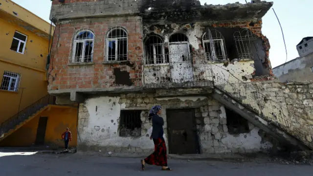 Diyabakır'ın Silvan ilçesinde bazı evler oturulamaz hale geldi.