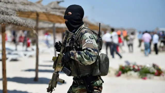 На пляже в Тунисе экстремистом были застрелены 38 человек