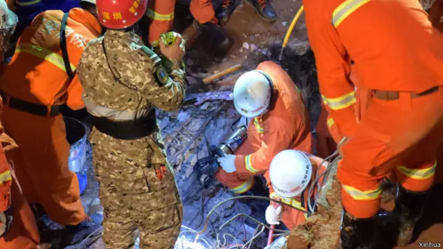 官員表示目前救援最主要的困難是土層和土方較大，要爭取讓建築物露出地面