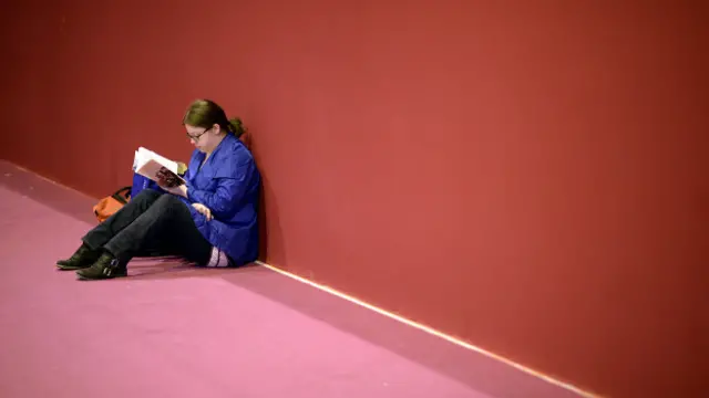 Женщина читает книгу