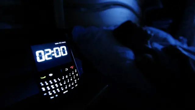 Женщина пытается заснуть