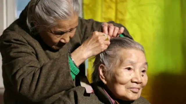 د چين په ځینو سیمو کې زاړه کسان په بدو شرایطو کې ژوند کوي