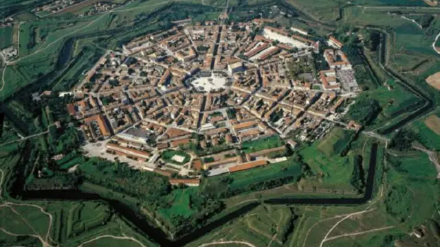 أنشئت مدينة "بالمانوفا" في إيطاليا عام 1593، لكنها أصبحت نموذجا للفشل بعد ذلك