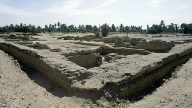 قرر الفرعون أخناتون تشييد عاصمة جديدة لملكه في عام 1346 قبل الميلاد، فأنشأ مدينة تل العمارنة، لكنها هُجرت بعد موته