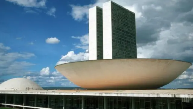 تم تصميم وتشييد مدينة برازيليا الحديثة، التي أمر بإنشائها الرئيس البرازيلي جوسيلينو كوبيتشيك، في غضون أربع سنوات