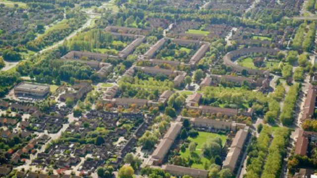 صُممت مدينة "ميلتون كينز" البريطانية بحيث تقع على شبكة طرق متنوعة ومتعددة