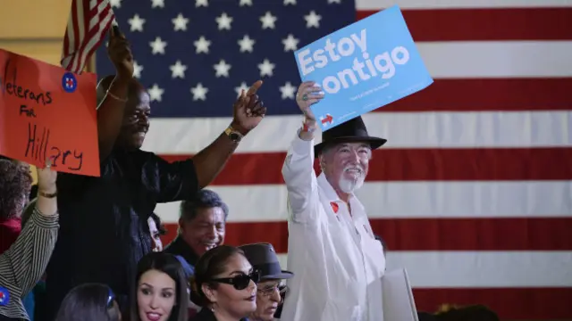 Hillary Clinton cuenta con apoyo mayoritario entre los votantes hispanos.